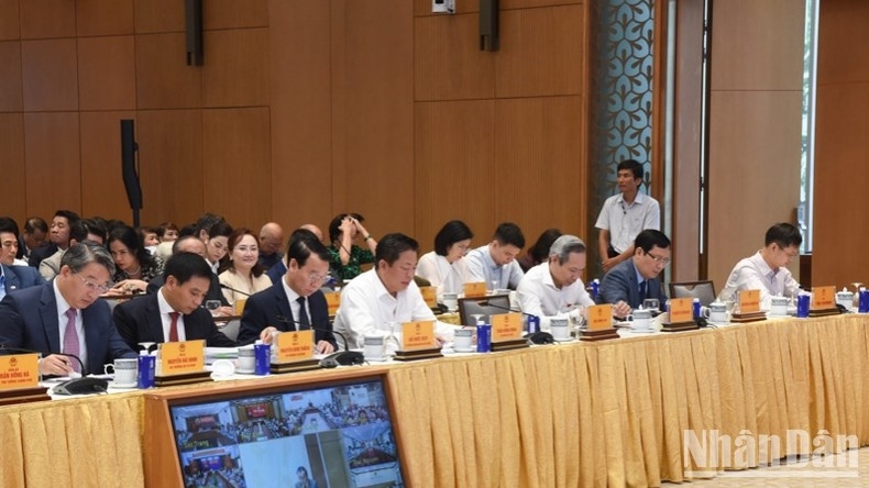 Các đồng chí lãnh đạo, đại biểu tham dự tọa đàm. (Ảnh: TRẦN HẢI)