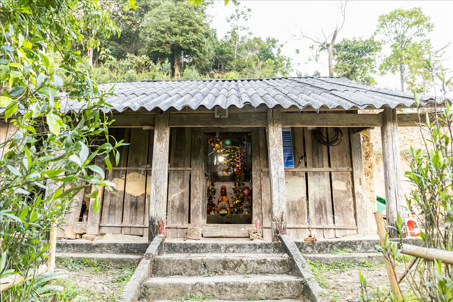 Căn cứ theo thông tin được khắc trên cây xà nóc của đền Suối Thầu: "Đại Nam quốc, Minh Mệnh tam niên Tuế, thứ Nhâm Ngọ mạnh đông nguyệt, hoàng đạo nhật lập vị..." Dịch nghĩa: Nước Đại Nam, vào năm Nhâm Ngọ, niên hiệu Minh Mệnh thứ 3 (1822), ngày tốt lập nên... Ngôi đền đã được xây dựng vào năm 1822. Trước đây, đền Suối Thầu có tường thưng bằng gỗ, có các hàng chân cột, vì, xà làm bằng gỗ, mái lợp gianh. Do tác động của thời gian, ngôi đền đã bị hư hỏng và sửa chữa nhiều lần. Về sau này, nhân dân trong vùng trùng tu, tôn tạo lại đền trên nền đất cũ, chất liệu chủ yếu bằng đất, gỗ và gạch, gồm có 1 gian với tổng diện tích 33m2, dài 7,5m, rộng 4,4m.