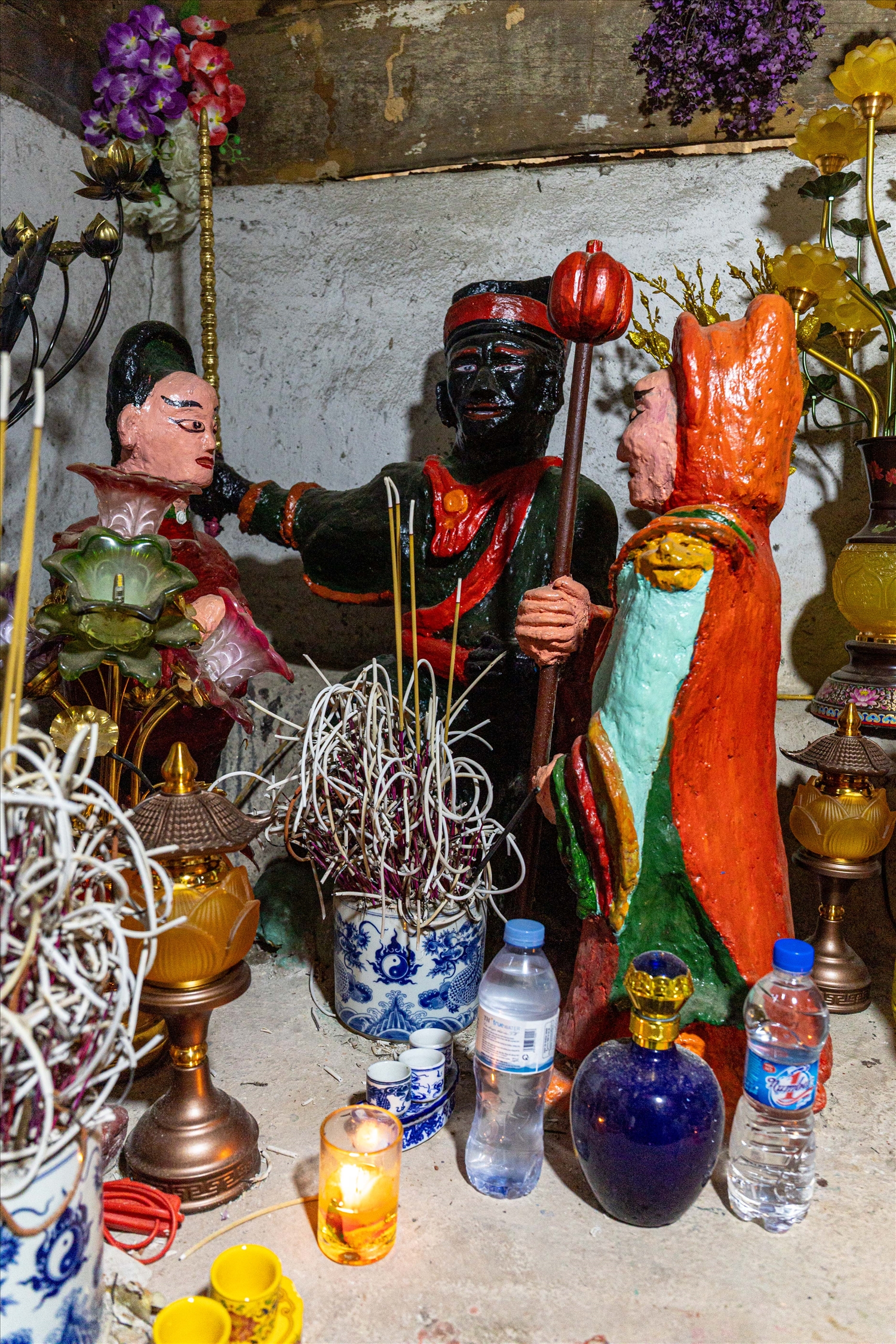 Tượng thần Sấm Sét (Lôi Thần), có khuôn mặt đen dữ tợn, đầu đội mũ, mắt mở trắng, mũi to, miệng như đang quát tháo, mặc quần áo xanh, cổ áo và đai lưng màu đỏ, tay phải cầm 1 cây huyền trượng giơ ngang vai, tay trái cầm 1 lệnh bài từa tựa thánh giá ngang bụng. Tượng trong tư thế cưỡi mây, cao 81cm. Hai tượng hầu cận Lôi Thần đứng 2 bên cao 65cm. Tượng bên trái đầu đội mũ, mắt mở to, miệng hé mở, mặc quần áo xanh, cổ áo và viền ống tay màu vàng đỏ, tay phải cầm cây truỳ, tay trái đặt ngang bụng; tượng bên phải đầu đội mũ, mắt mở to, mặt trái xoan, sống mãi thẳng, mặc áo đỏ, cổ áo viên xanh, quần màu đen đỏ, 2 tay chắp trước ngực. 
