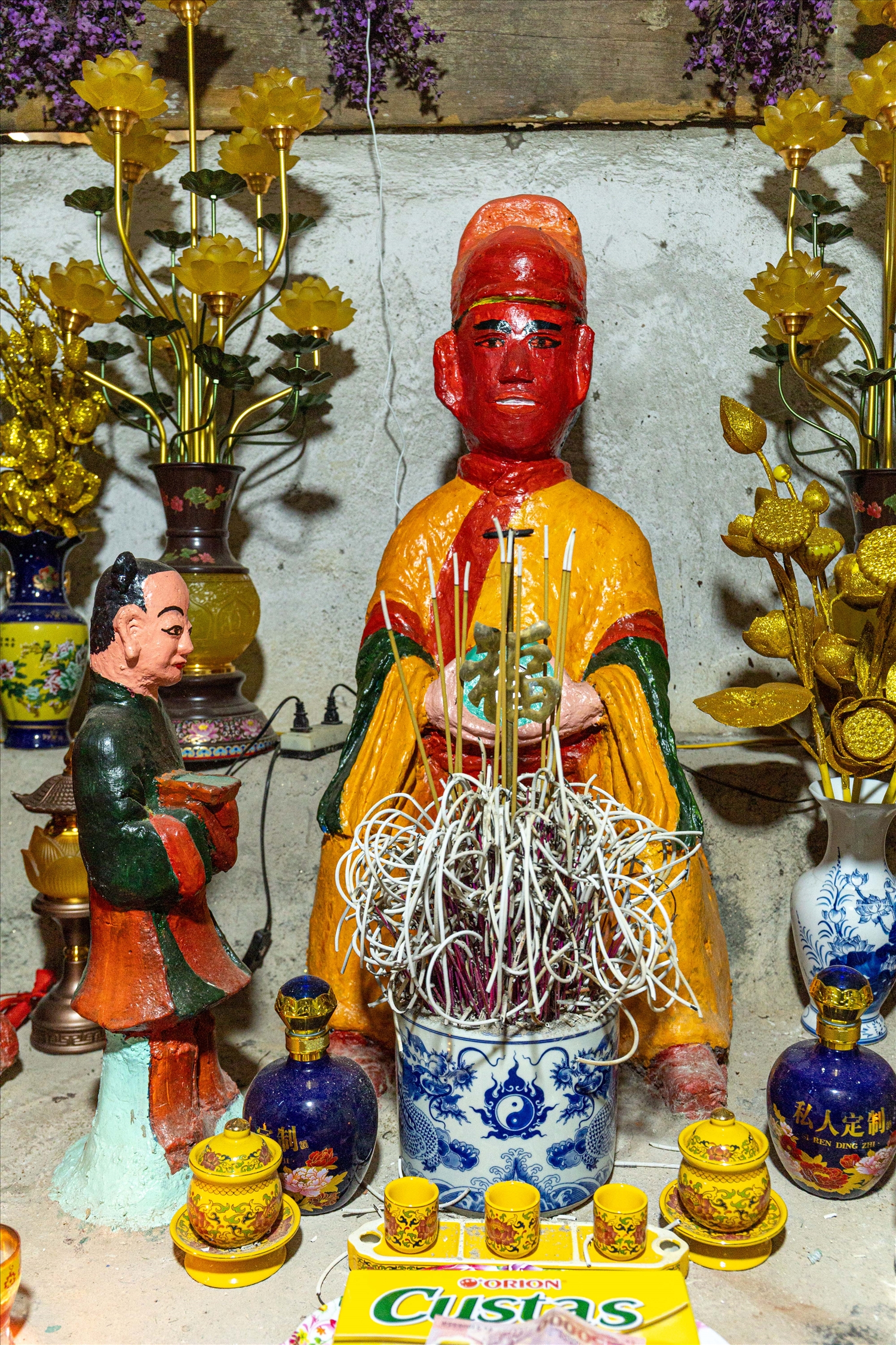 Hồ sơ di tích của ngồi đền nêu rõ: Tượng Ngọc Hoàng (Nhùi Vương – tiếng dân tộc Dao), đầu đội mũ bình thiên, mắt mở to, sống mũi thẳng, miệng tươi cười, mặt đỏ, mặc áo hoàng bào màu vàng, hai tay để trong lòng bụng đỡ gương thần soi thế gian. Tượng trong tư thế ngồi trên ngai vàng, cao 1m.