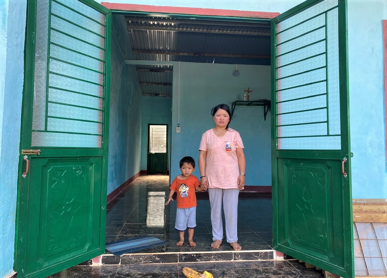 Sau khi doanh nghiệp hỗ trợ dừng thi công, nhiều hộ đồng bào DTTS ở xã Đăk Trăm, huyện Đăk Tô phải tự bỏ tiền để hoàn thiện căn “nhà tình thương”