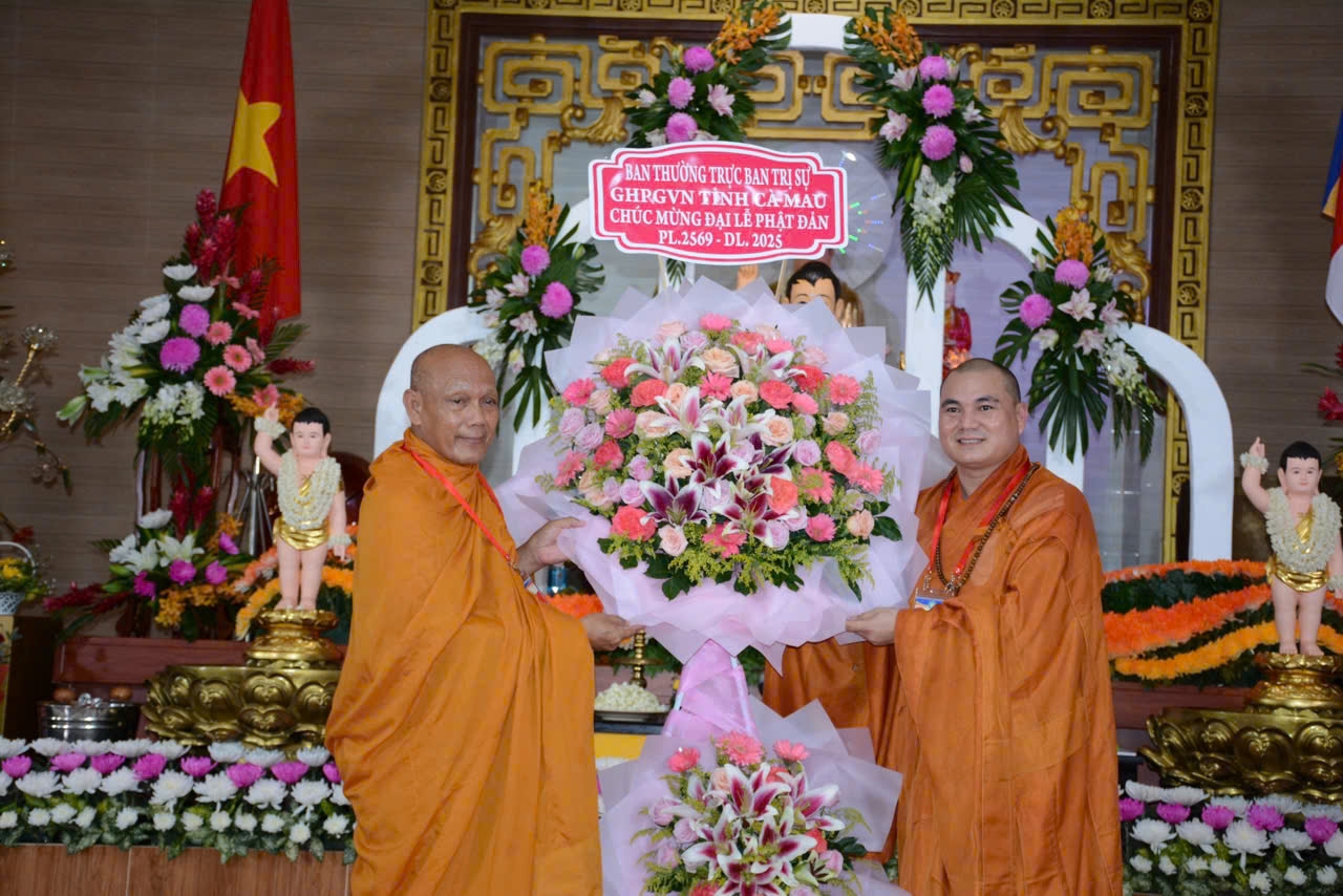 Hòa thượng Thạch Hà, Trưởng Ban Trị sự Giáo hội Phật giáo Việt Nam tỉnh, Chủ tịch Hội Đoàn kết sư sãi yêu nước tỉnh Cà Mau tặng hoa chúc mừng lễ Phật đản tại Niệm Phật đường Phước Điền
