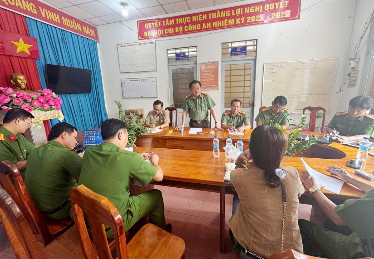 Đại tá Lâm Phước Nguyên, Giám đốc Công an tỉnh An Giang chỉ đạo các lực lượng điều tra, truy xét nóng các đối tượng 