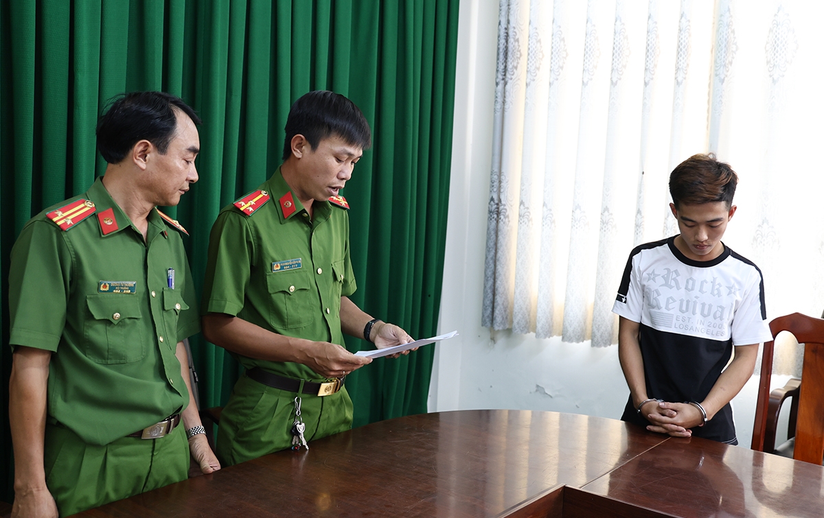 Đại diện cơ quan Công an tỉnh An Giang tống đạt Quyết định tạm giữ hình sự đối với bị can Nguyễn Thanh Sil đã đâm Chau Chum ( dân tộc Khmer ) tử vong 