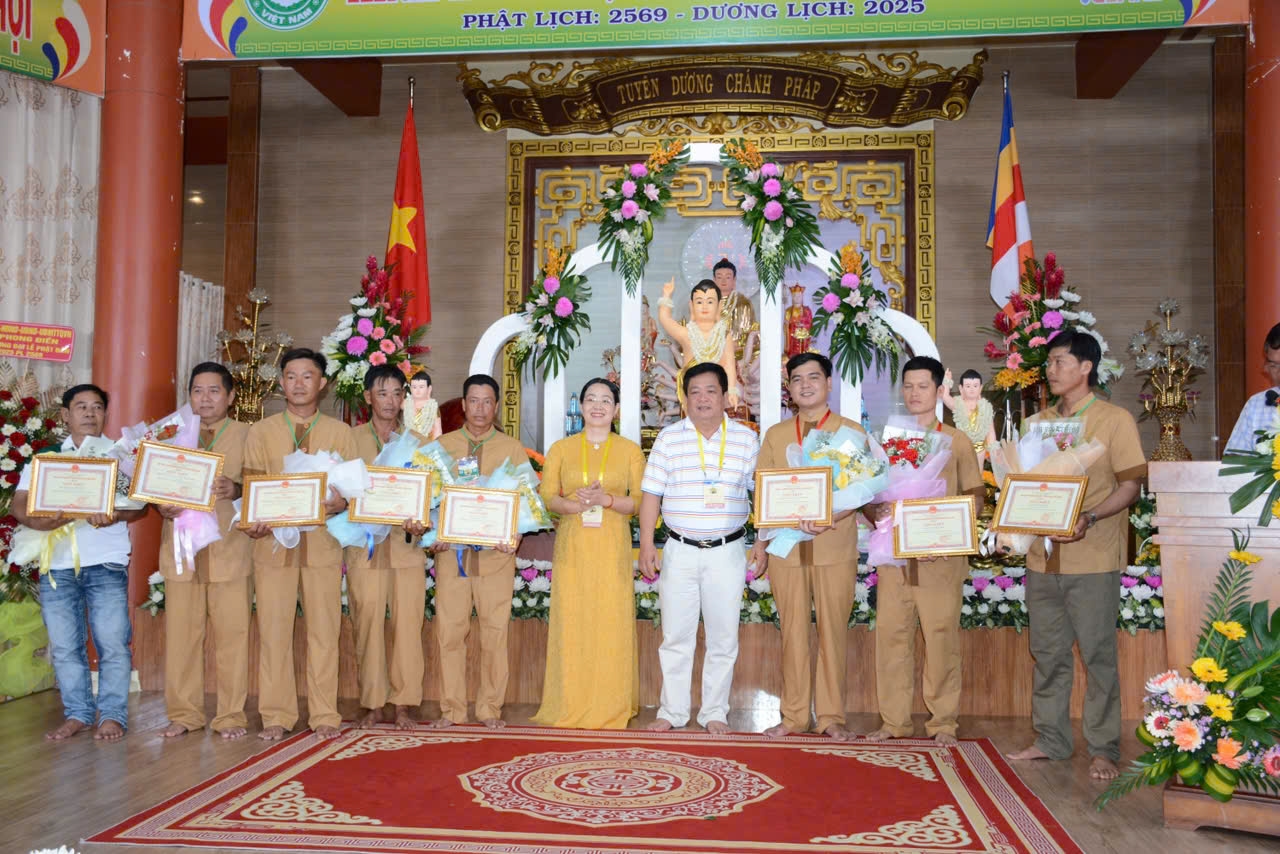 Bà Nguyễn Thu Tư, Giám đốc Sở Dân tộc và Tôn giáo tỉnh Cà Mau cùng đại diện lãnh đạo huyện Trần Văn Thời trao Bằng tuyên dương công đức đến phật tử