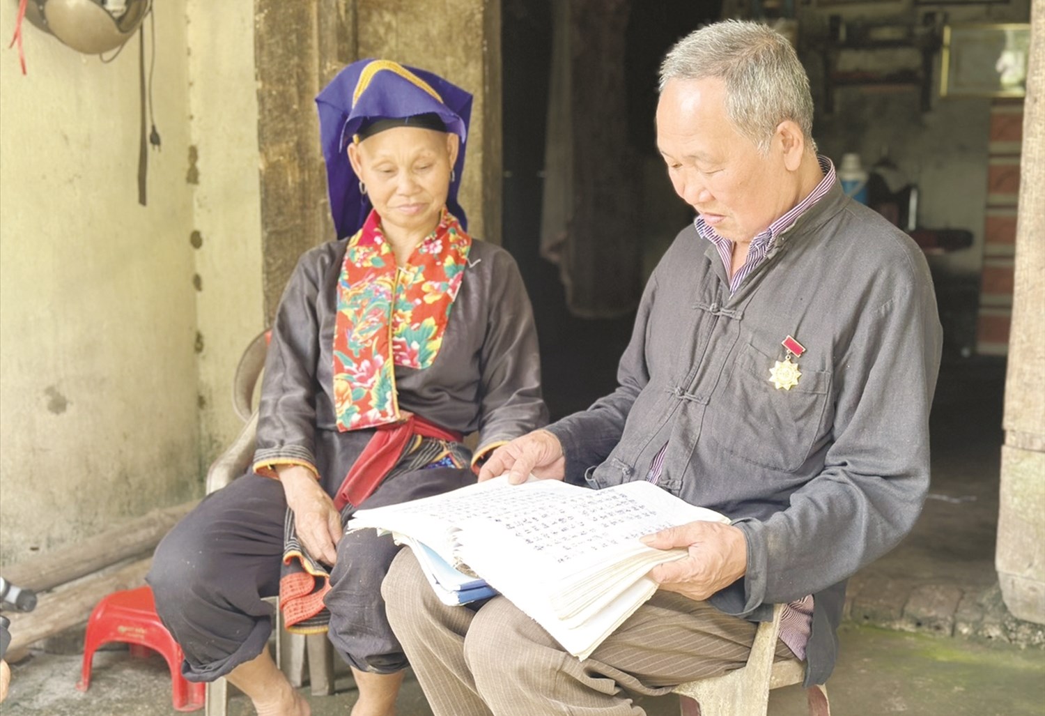 Ông Triệu Thanh Xuân truyền dạy lại ngôn ngữ Nôm - Dao cho người dân
