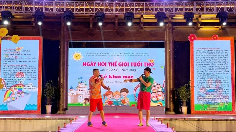 Tiết mục giao lưu nghệ thuật đặc sắc với Nghệ sĩ Nhân dân Xuân Bắc và Nghệ sĩ Nhân dân Tự Long tại lễ khai mạc Ngày hội