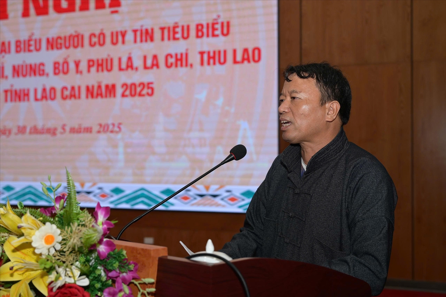 Đại biểu Người có uy tín phát biểu tham luận tại hội nghị