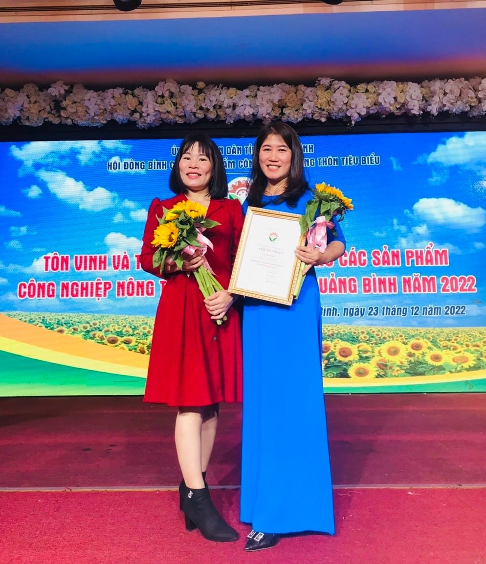 Chị Nguyễn Thị Như Mận (bên phải) đại diện chủ sở hữu thương hiệu khoai deo Như Mận - Sản phẩm được UBND tỉnh Quảng Bình công nhận là sản phẩm công nghiệp nông thôn tiêu biểu năm 2022