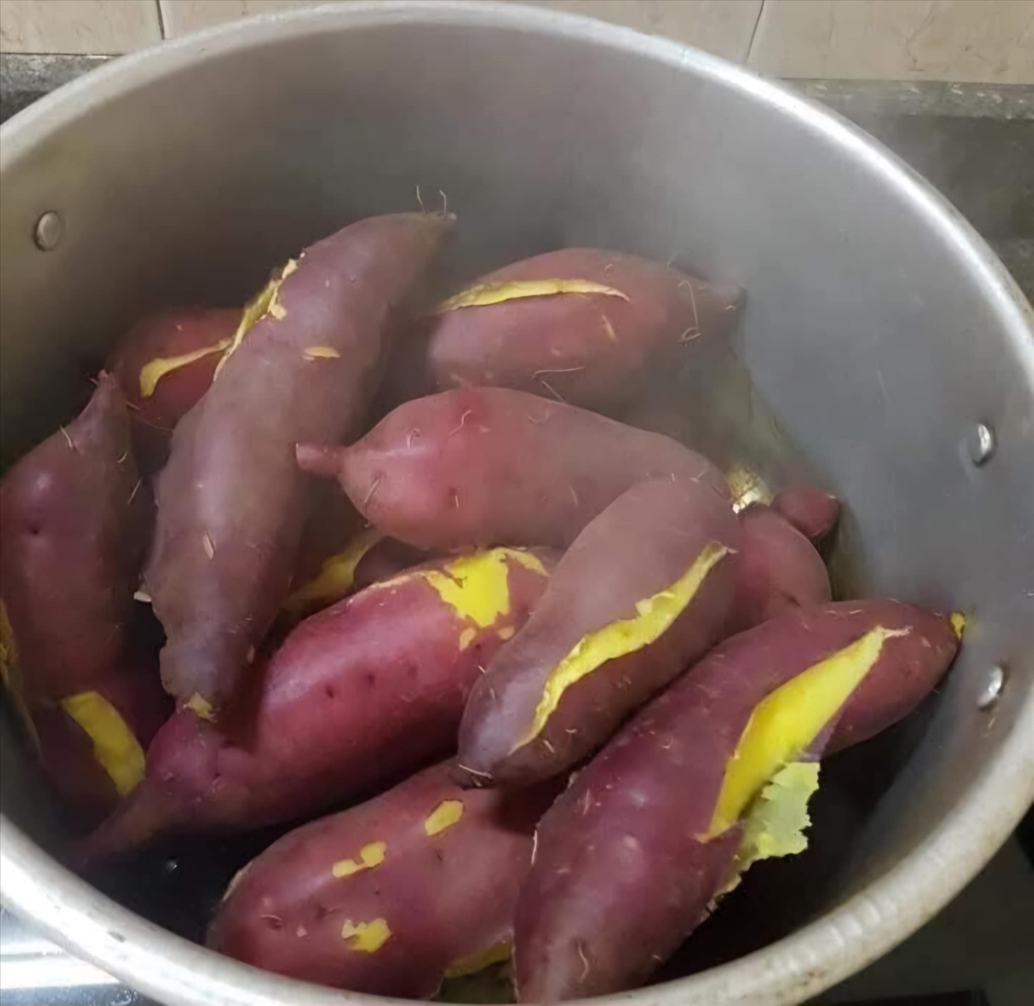 Khoai lang trồng trên đất cát Võ Ninh bở, dẻo và có vị ngọt nên chất lượng khoai deo Như Mận được ưa chuộng 