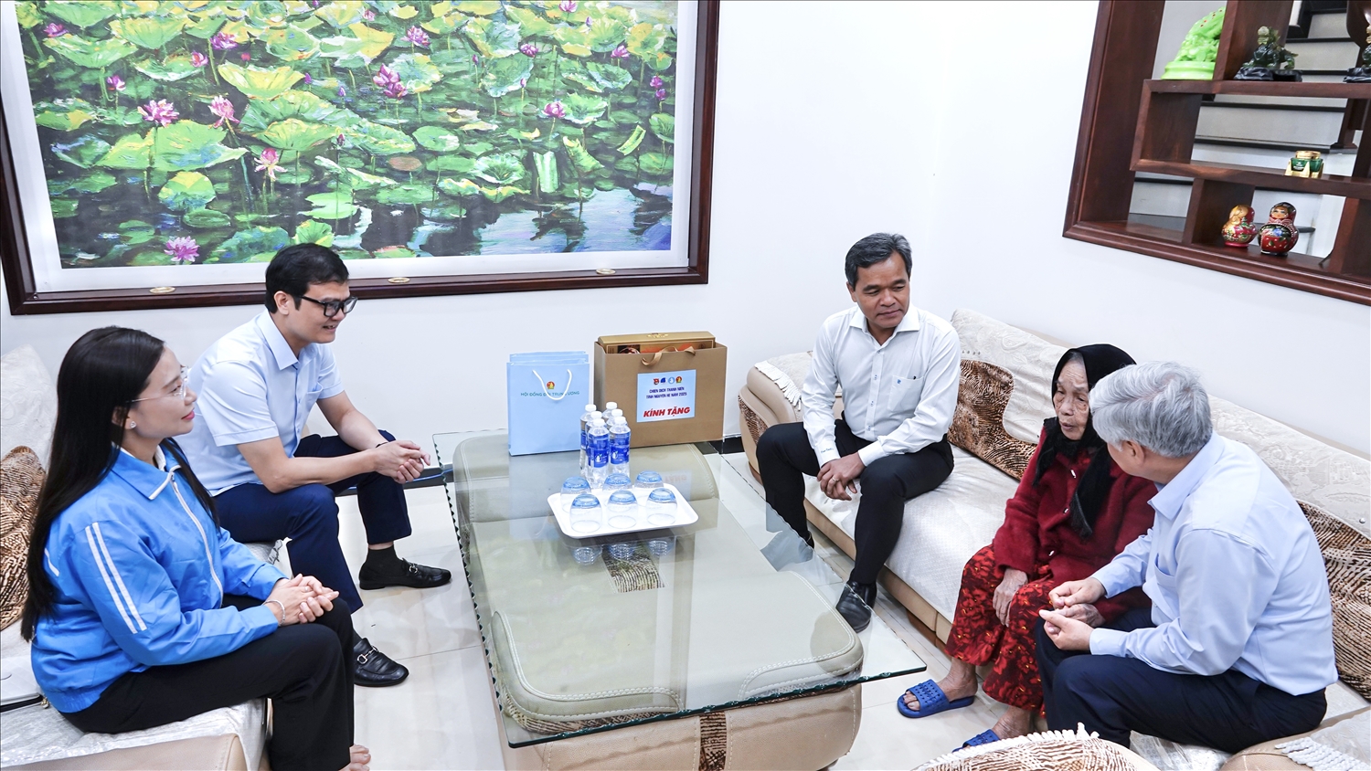 Chủ tịch Ủy ban Trung ương Mặt trận Tổ quốc Việt Nam Đỗ Văn Chiến cùng các đồng chí lãnh đạo Tỉnh ủy Gia Lai, Trung ương Đoàn TNCS Hồ Chí Minh thăm hỏi sức khỏe Mẹ Việt Nam Anh hùng Lê Thị Thọ
