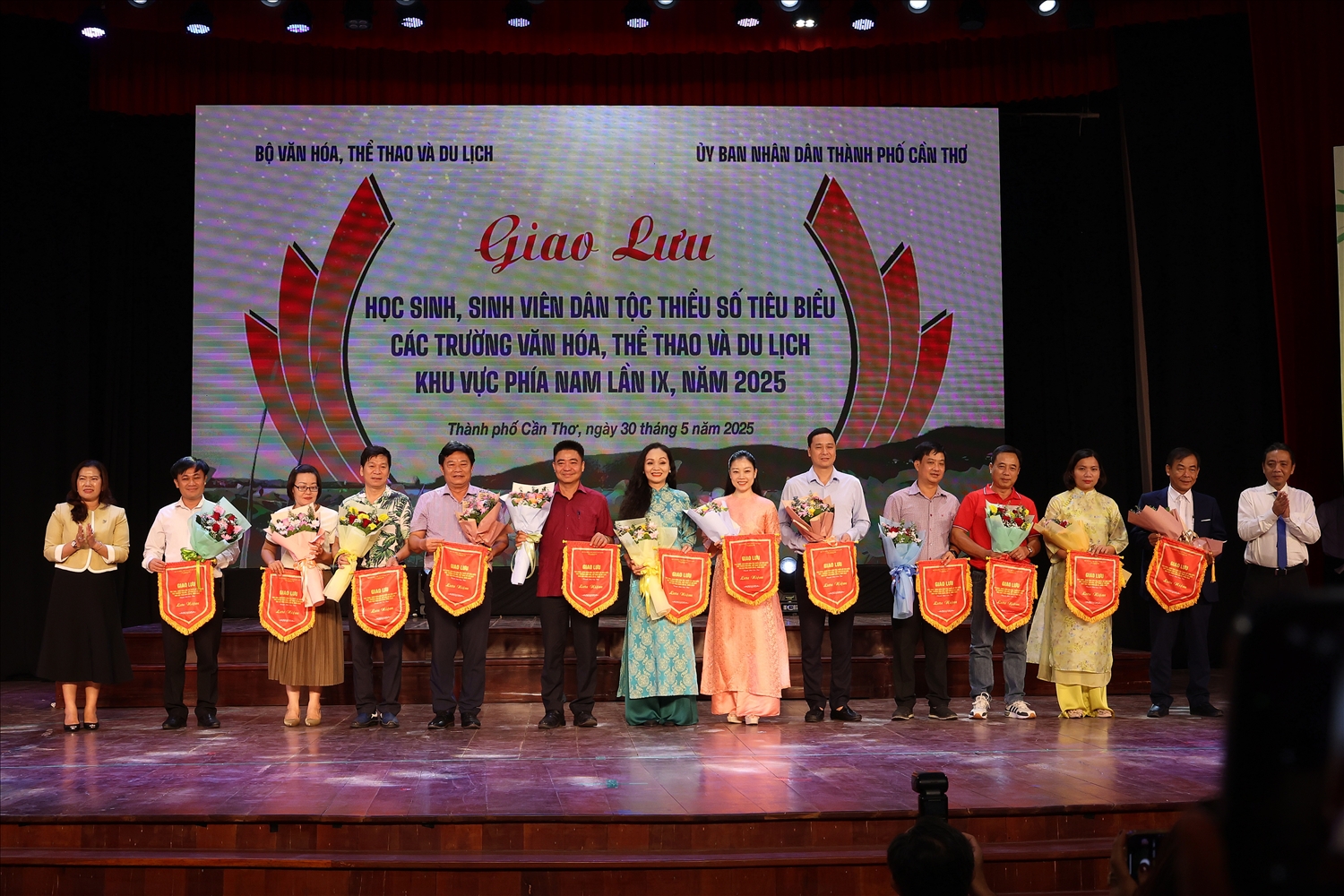 Thứ trưởng Bộ Văn hóa, Thể thao và Du lịch Hoàng Đạo Cương và Phó Chủ tịch UBND TP. Cần Thơ Nguyễn Thị Ngọc Điệp trao cờ lưu niệm và tặng hoa của Ban Tổ chức cho các đoàn tham gia giao lưu. (Ảnh: Trung Phạm)
