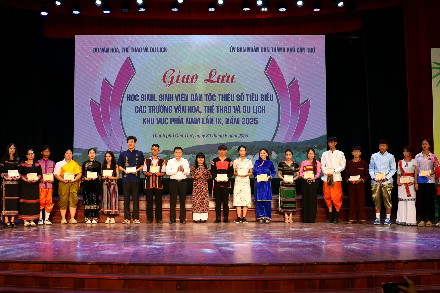 Ông Nguyễn Hữu Ngọc, Phó Chánh Văn phòng Bộ Văn hóa, Thể thao và Du lịch và bà Ngô Hồng Phước, Trưởng Văn phòng Đại diện Quỹ học bổng Vừ A Dính tại khu vực phía Nam trao học bổng tặng học sinh, sinh viên dân tộc thiểu số tiêu biểu.