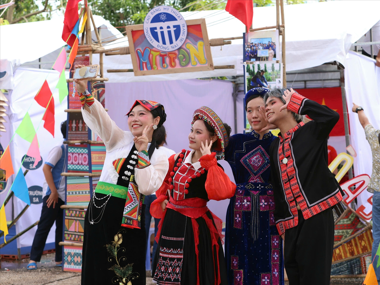 Học sinh, sinh viên thiểu số tham gia chương trình