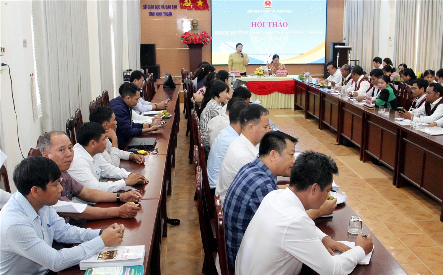 Toàn cảnh Hội thảo định hướng biên soạn chương trình tiếng Raglay. 
