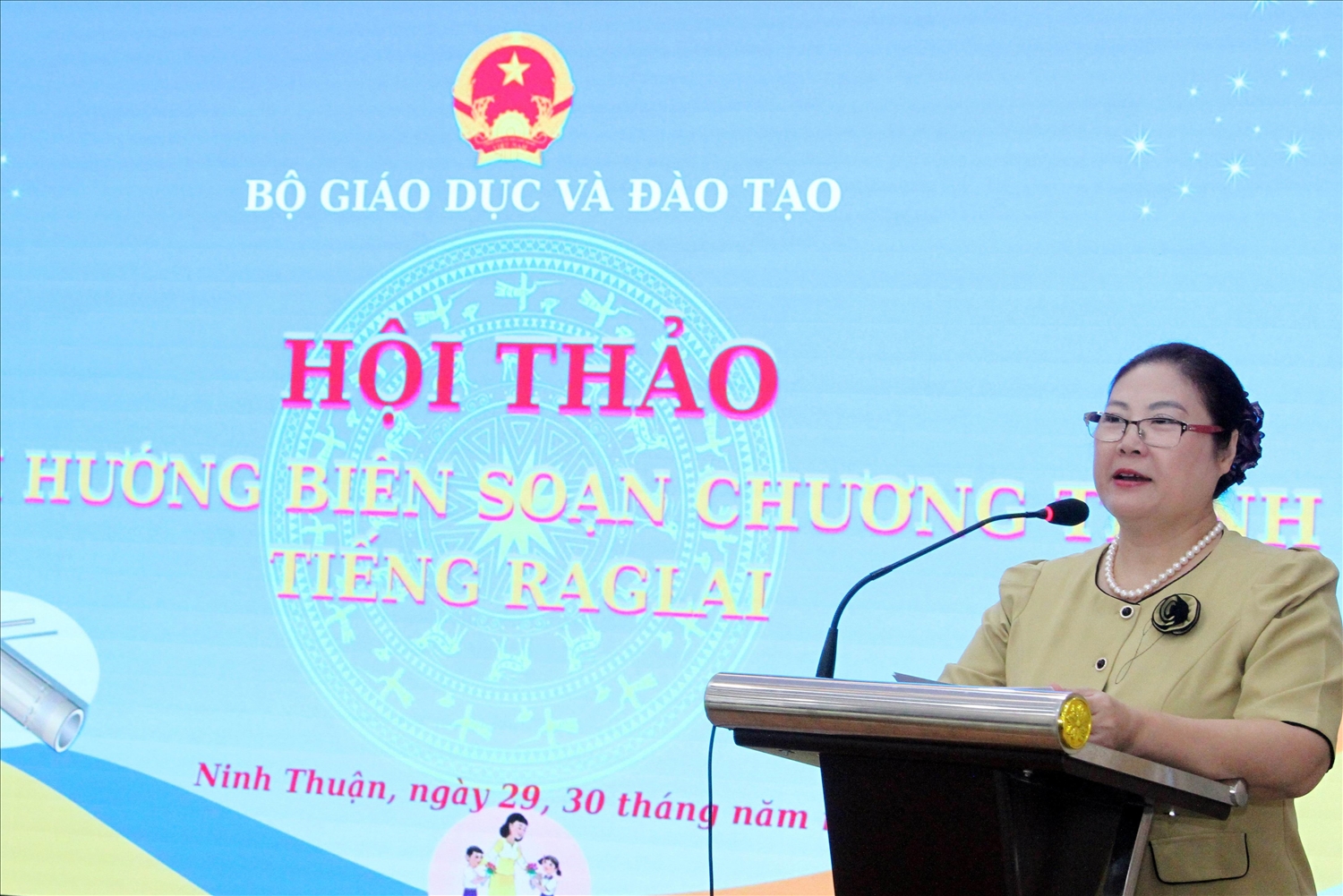 Bà Trịnh Hoài Thu, Phó Vụ trưởng Vụ Giáo dục phổ thông phát biểu tại Hội thảo.