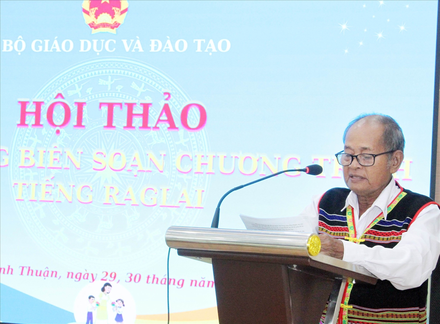 Nghệ nhân Ưu tú Chamaleá Liếp phát biểu tham luận tại Hội thảo. 