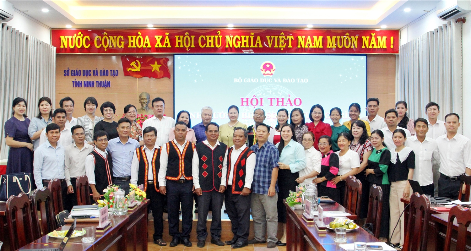 Các đại biểu chụp ảnh lưu niệm tại Hội thảo định hướng biên soạn chương trình tiếng Raglay. 