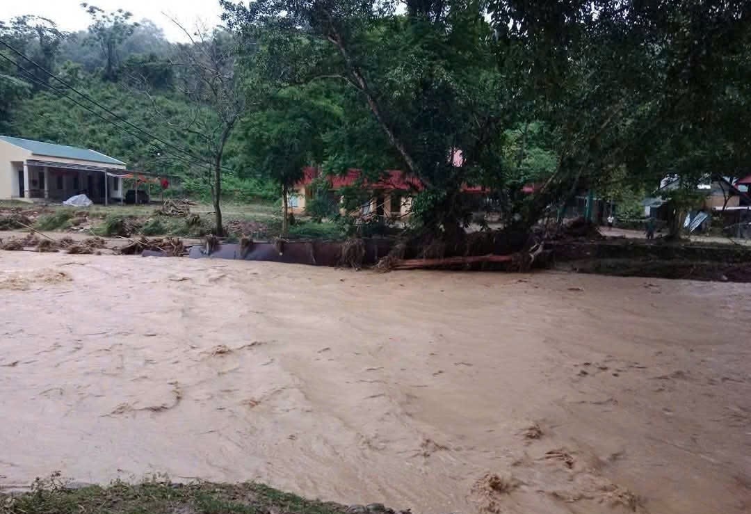 Lũ quét trên địa bàn xã Nhôn Mai, huyện Tương Dương