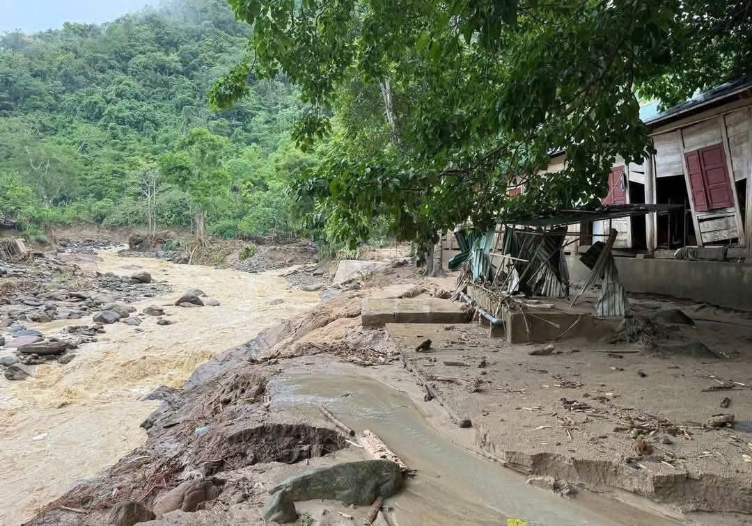 Nhiều điểm bị sạt lở, gây chia cắt.