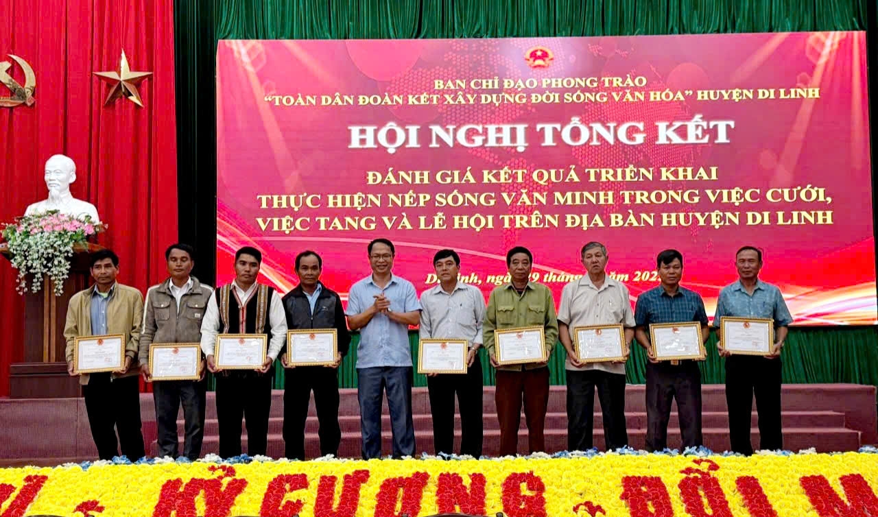 Phó Chủ tịch UBND huyện Di Linh Vũ Đức Nhuần trao giấy khen cho các tập thể và cá nhân có thành tích xuất sắc trong thực hiện nếp sống văn minh trong việc cưới, việc tang và lễ hội trên địa bàn huyện