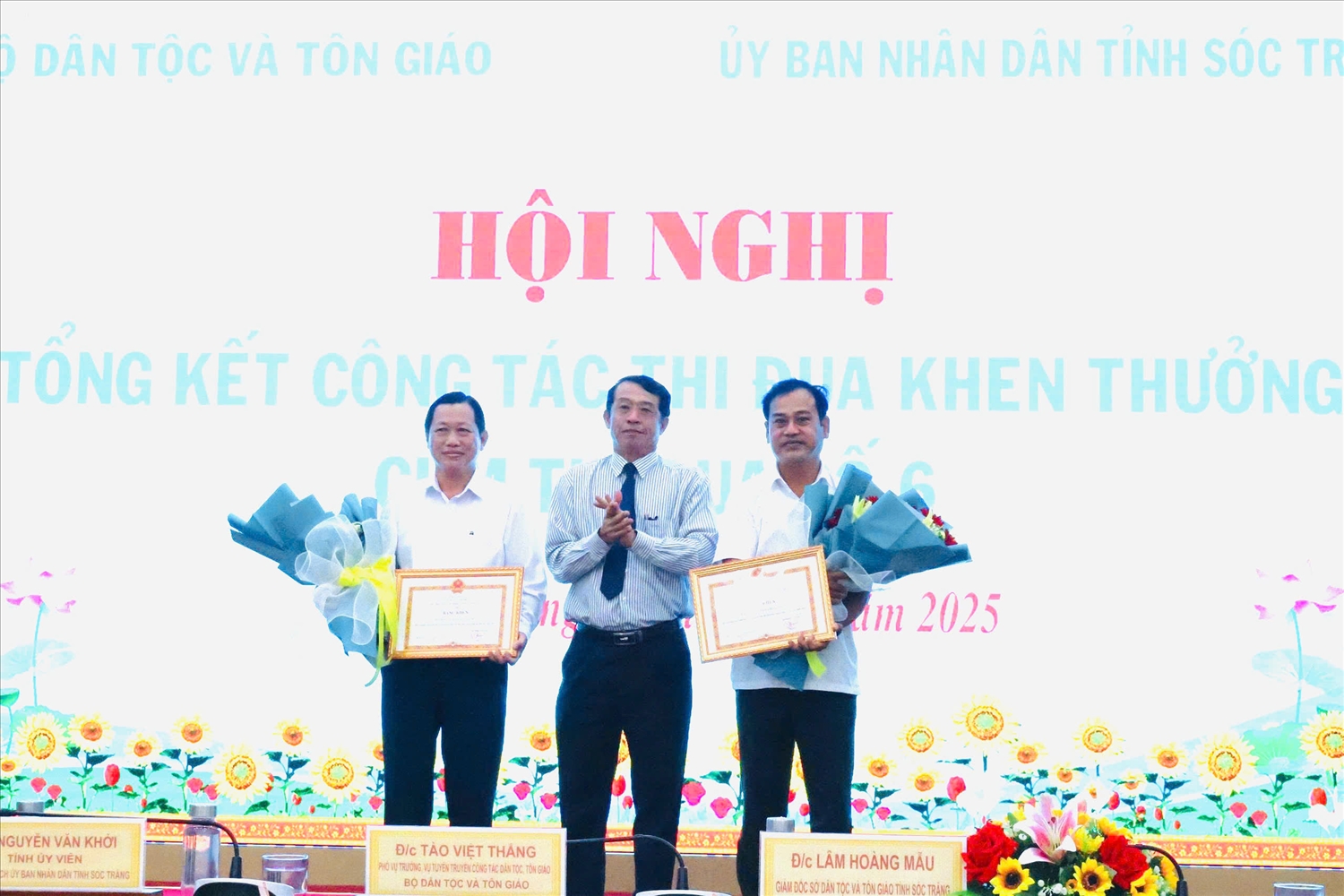 Phó Chủ tịch UBND tỉnh Sóc Trăng Nguyễn Văn Khởi trao Bằng khen của Bộ trưởng, Chủ nhiệm Ủy ban Dân tộc cho Ban Dân tộc ( thuộc Sở Nội Vụ) tỉnh Hậu Giang và Ban Dân tộc ( Sở Dân tộc và Tôn giáo) tỉnh Kiên Giang 