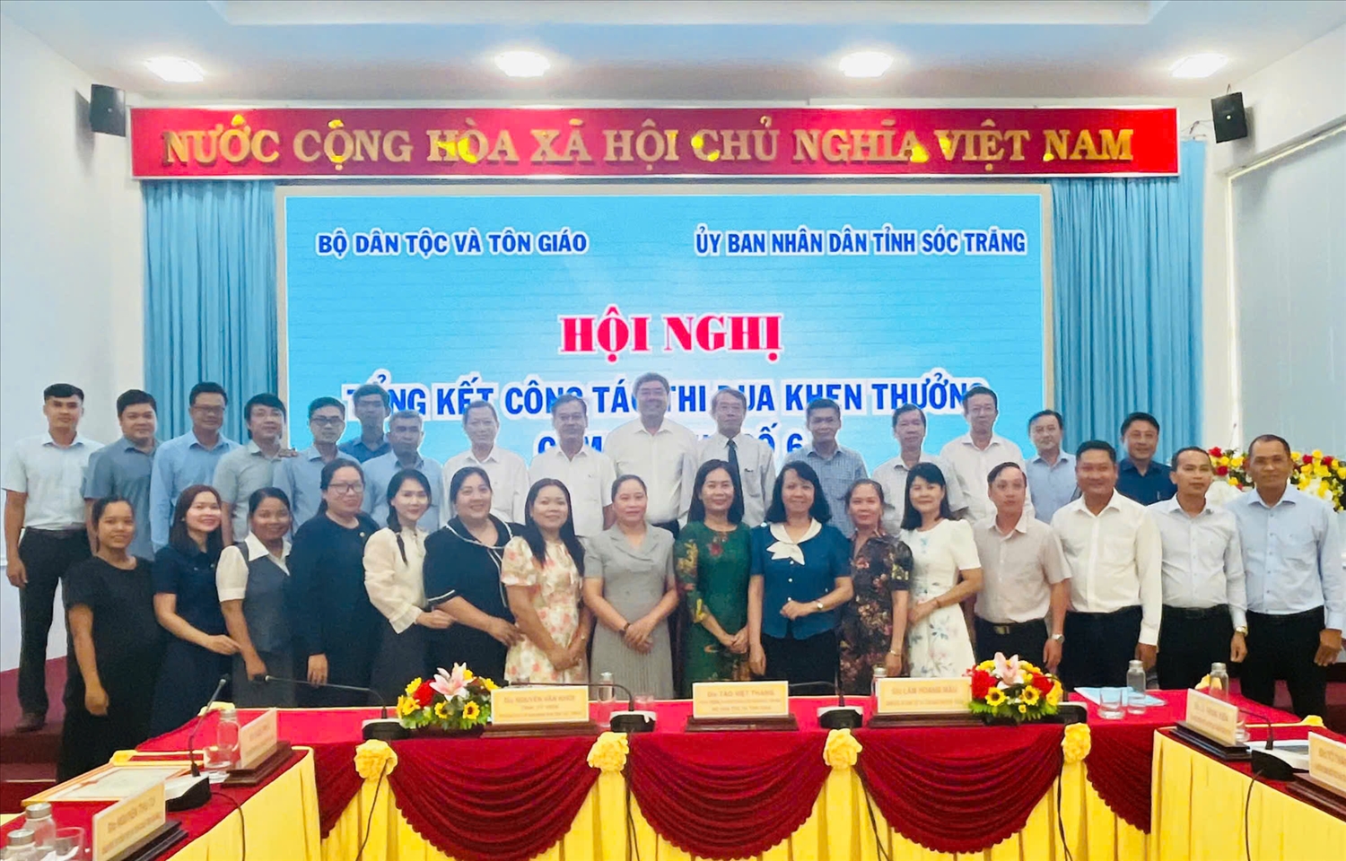 Các đại biểu chụp ảnh lưu niệm tại Hội nghi Tổng kết công tác thi đua, khen thưởng lĩnh vực dân tộc năm 2024 