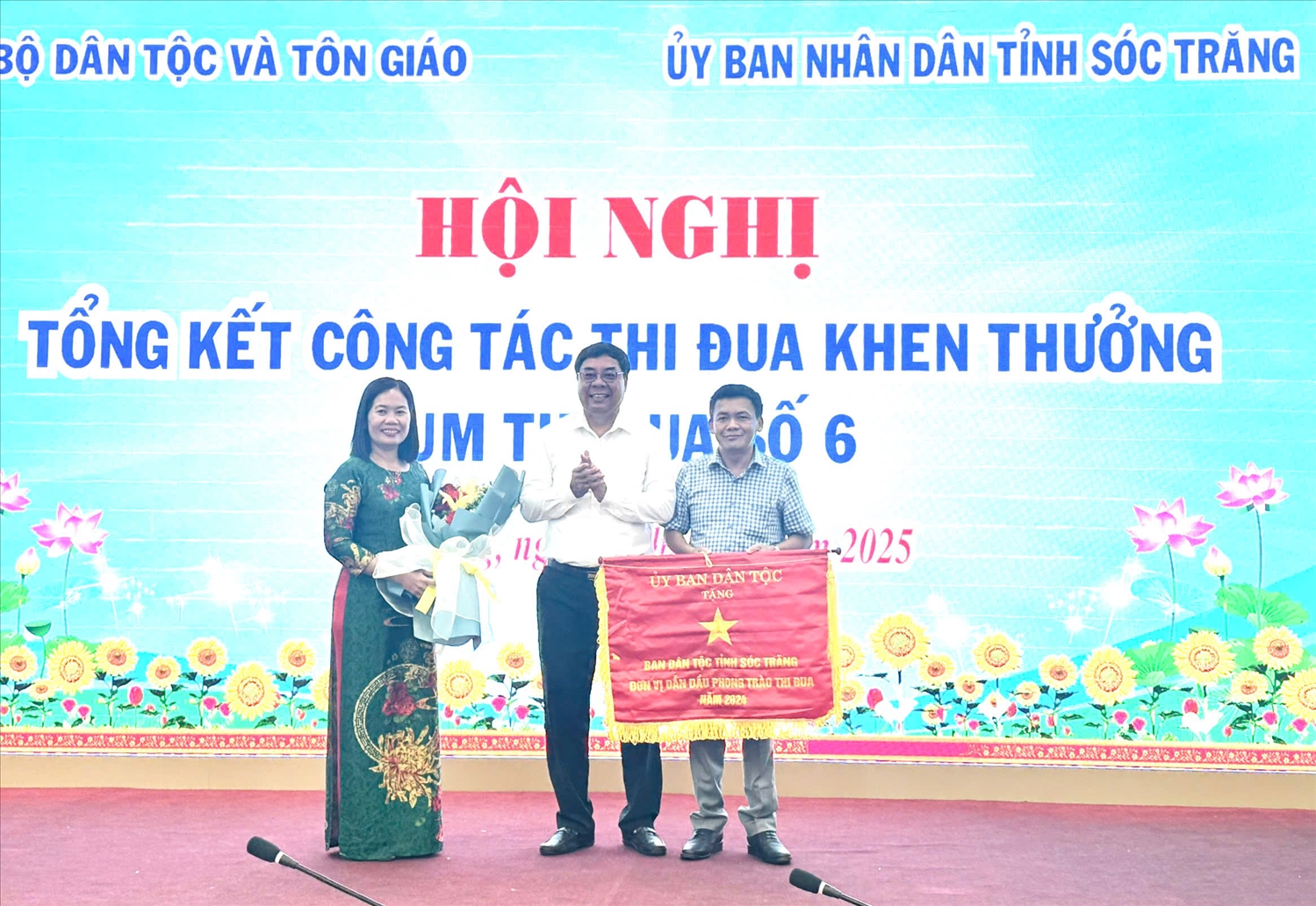 Ông Tào Việt Thắng, Phó Vụ trưởng Vụ Tuyên truyền công tác dân tộc, tôn giáo trao cờ thi đua cho Ban Dân tộc ( Sở Dân tộc và Tôn Giáo) tỉnh Sóc Trăng 