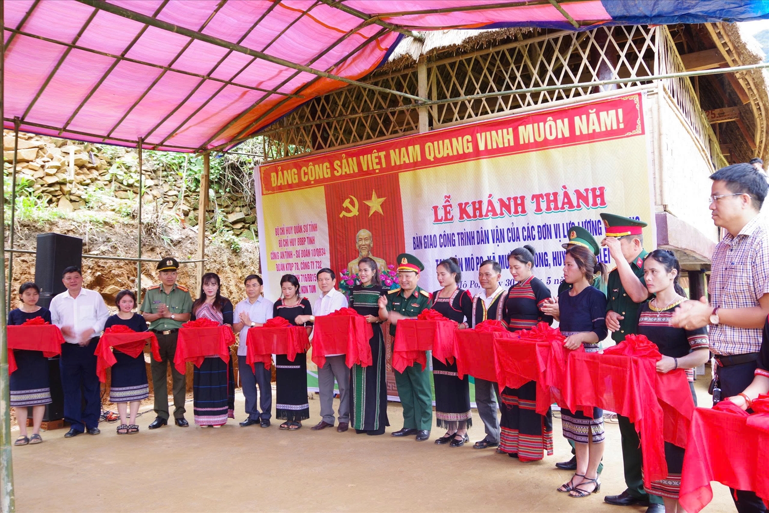 Các đại biểu tham gia cắt băng khánh thành nhà rông văn hóa thôn Mô Po, xã Mường Hoong, huyện Đăk Glei