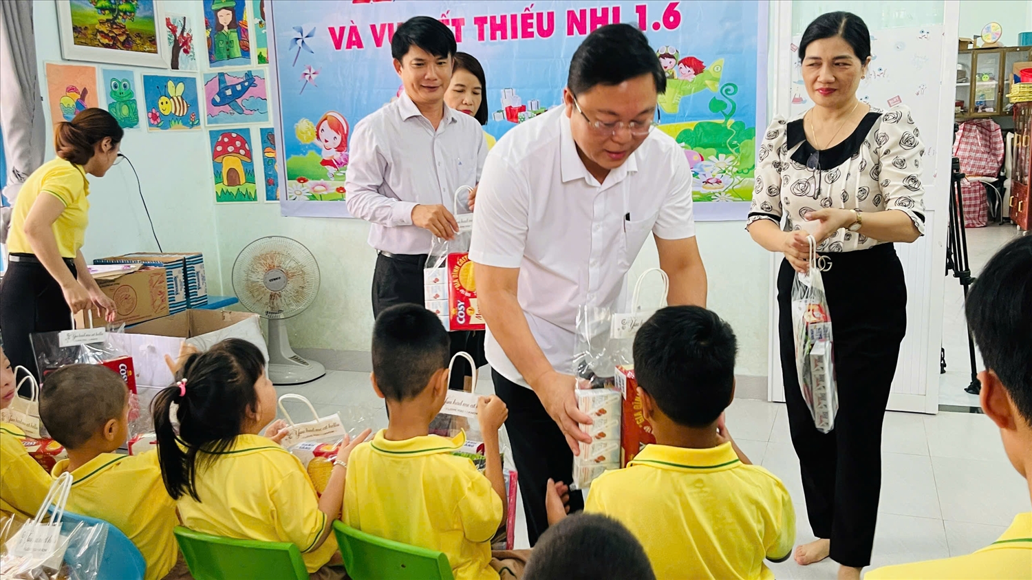 Ông Lê Trí Thanh - Chủ tịch Ủy ban MTTQ Việt Nam tỉnh Quảng Nam trao quà cho các em khuyết tật tại Tam Kỳ và Hội An.