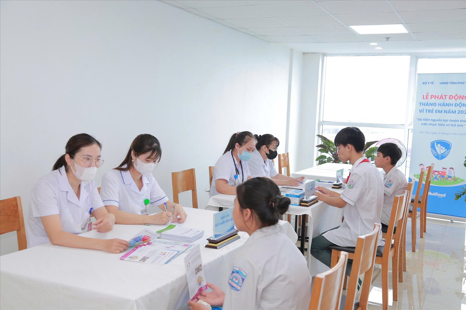 Khu vực khám sức khỏe và tư vấn tâm lý miễn phí cho các em học sinh trong khuôn khổ buổi lễ