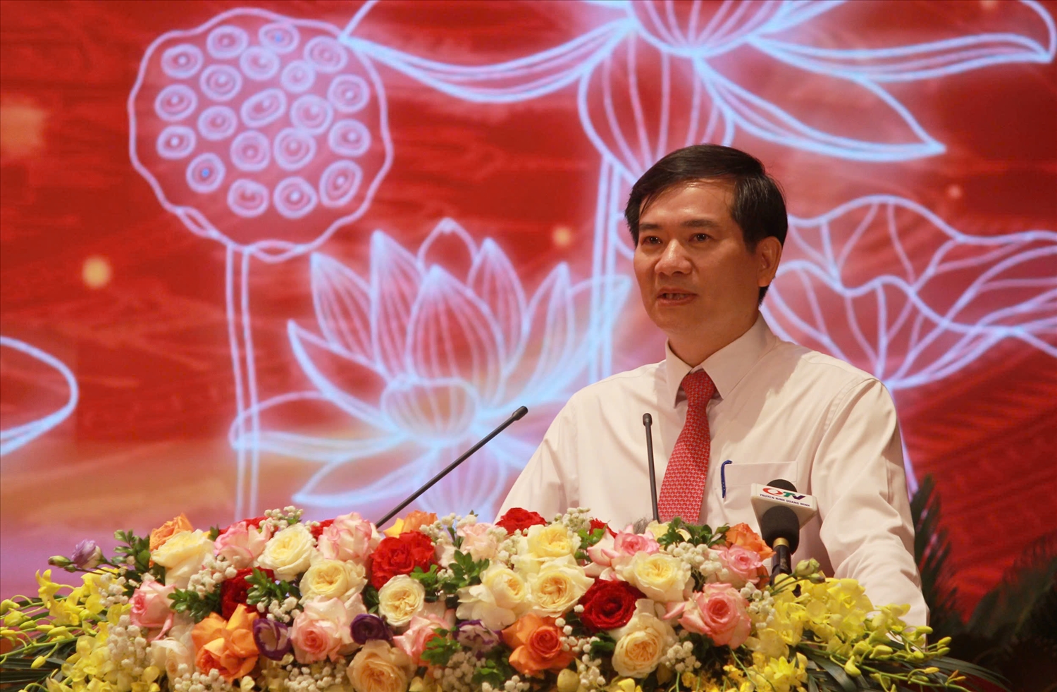 Phó Bí thư Tỉnh ủy Quảng Ninh Vũ Quyết Tiến phát biểu tại hội nghị