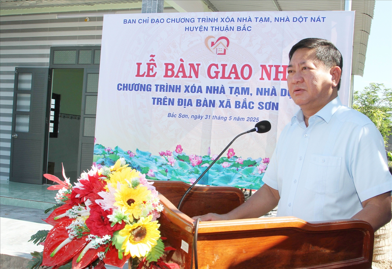 Ông Trần Quốc Nam, Chủ tịch UBND tỉnh Ninh Thuận phát biểu tại buổi lễ bàn giao nhà xã Bắc Sơn.