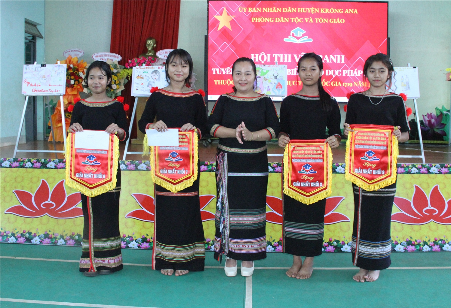 Trưởng phòng Dân tộc và Tôn giáo H’Ban Niê Kdăm trao giải Nhất cho các nhóm