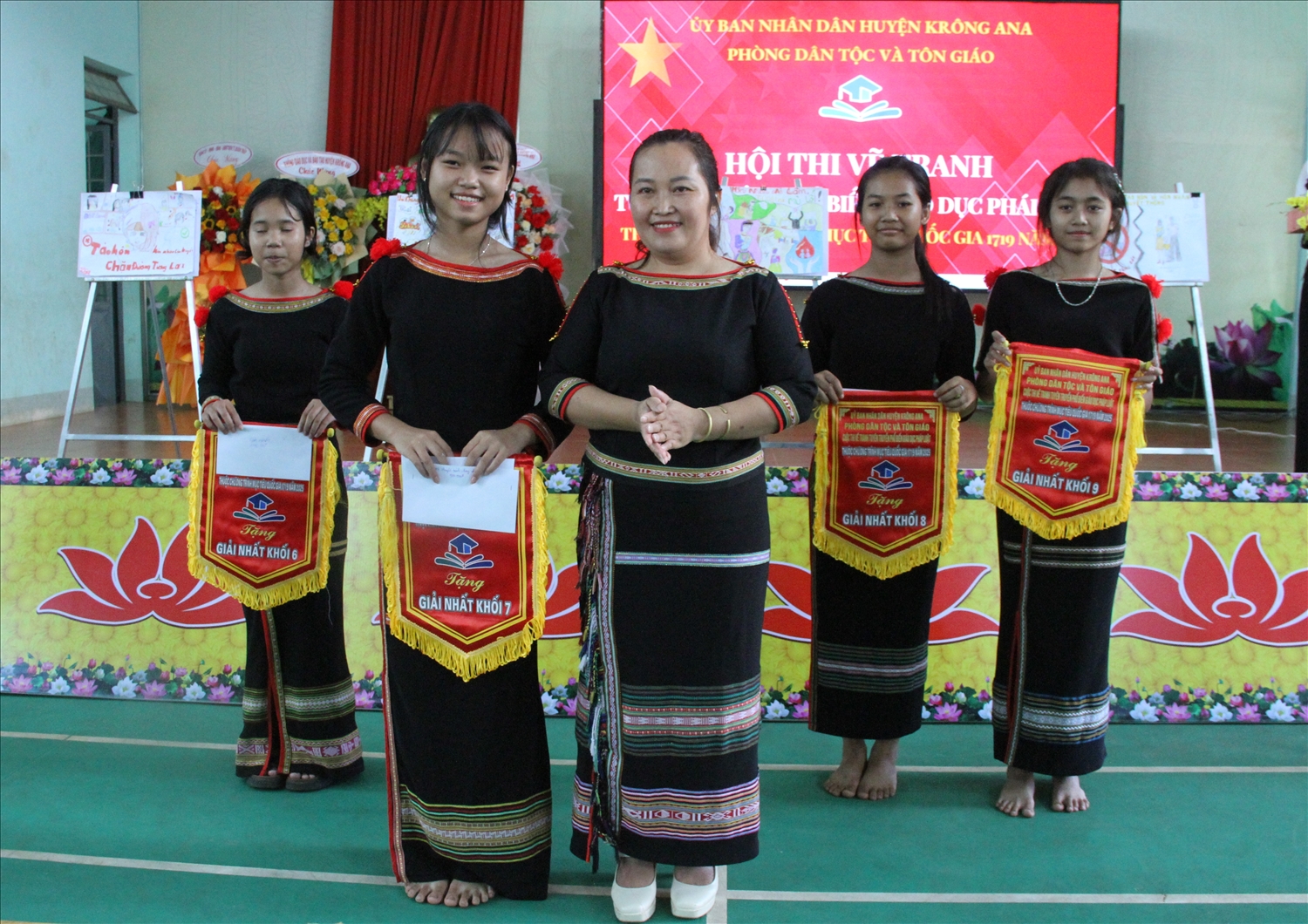 Ban tổ chức trao giải bài thuyết trình ấn tượng nhất cho nhóm đạt giải Nhất khối lớp 7