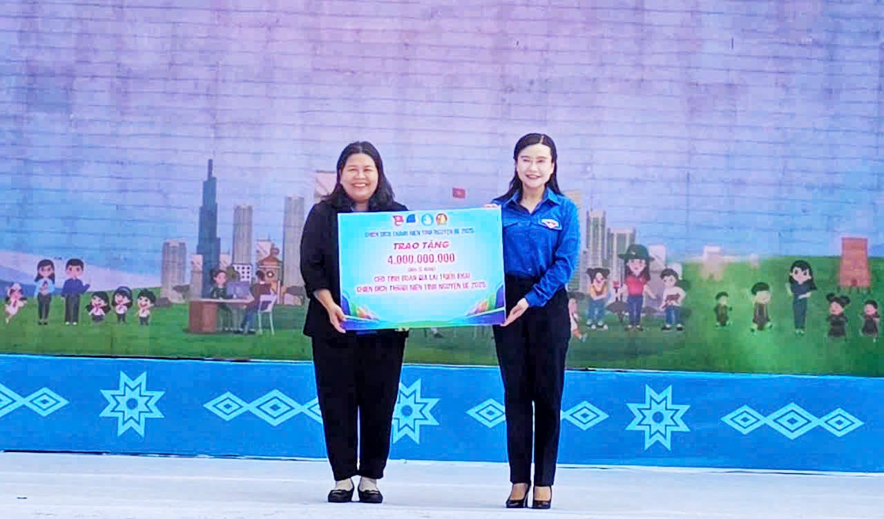 Bí thư Trung ương Đoàn Nguyễn Phạm Duy Trang trao bảng tượng trưng nguồn lực thực hiện Chiến dịch Thanh niên tình nguyện hè cho Tỉnh Đoàn Gia Lai