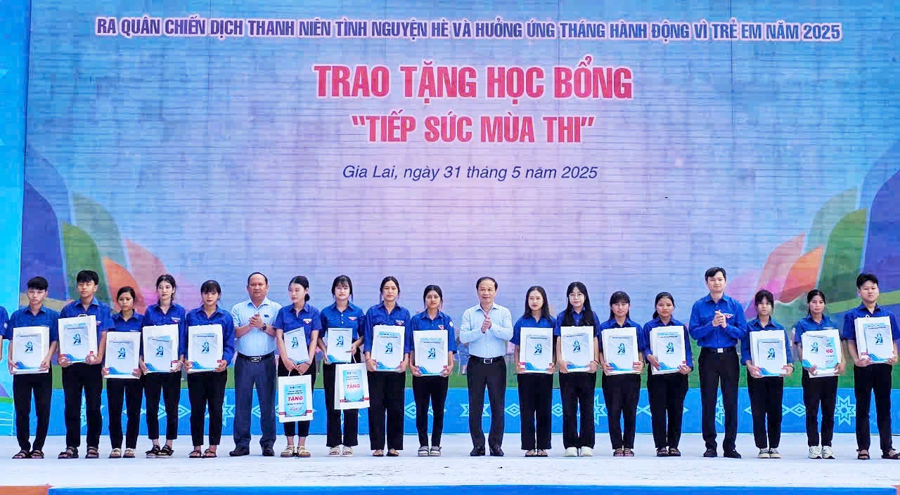 Các đồng chí lãnh đạo Ban Tuyên giáo và Dân vận Trung ương, Tỉnh ủy-UBND tỉnh tặng học bổng “Tiếp sức mùa thi” cho các học sinh khó khăn