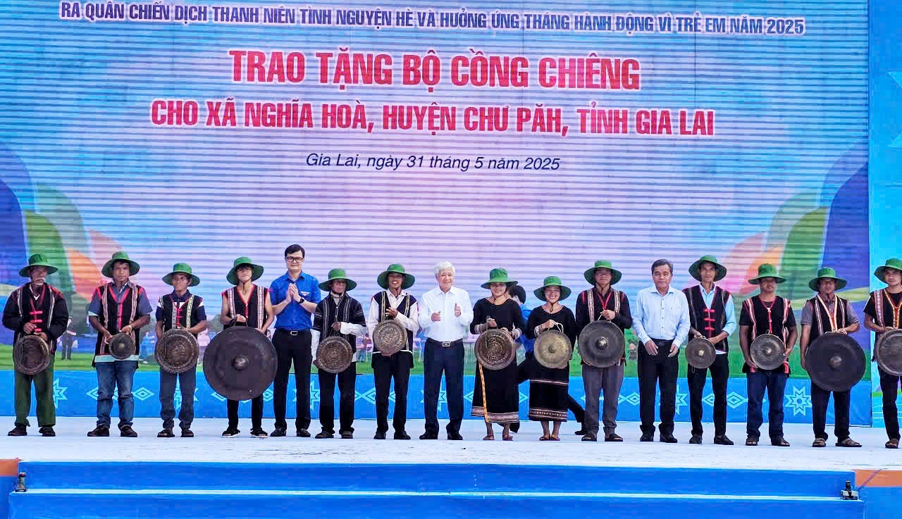 Đoàn công tác Trung ương trao tặng Bộ cồng chiêng cho người dân xã Nghĩa Hòa, huyện Chư Păh (Gia Lai)