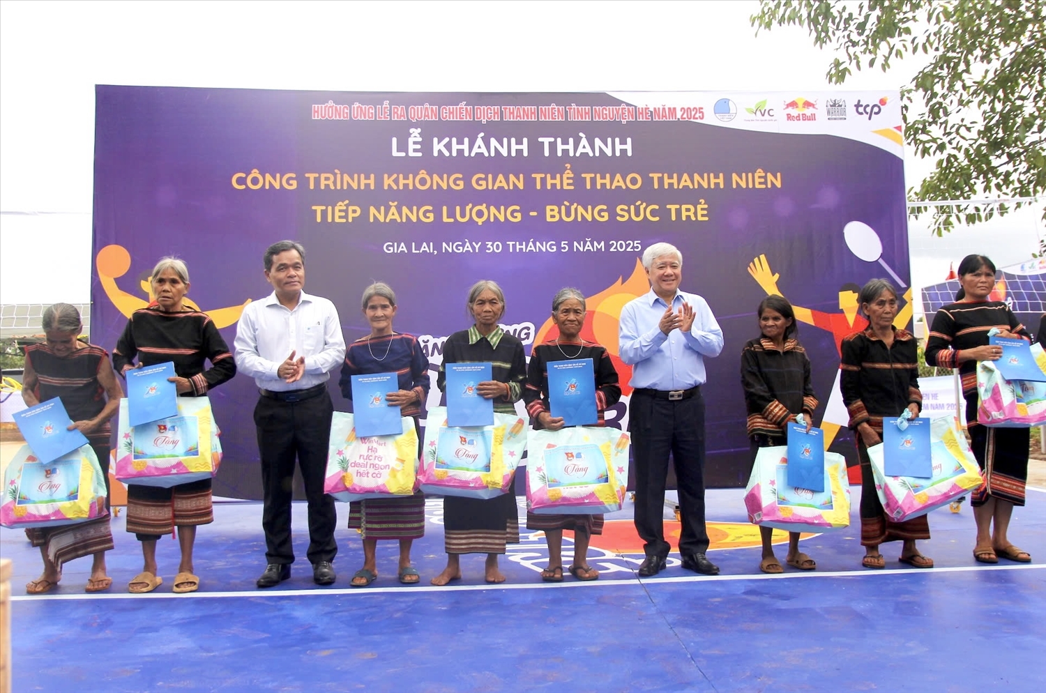 Uỷ viên Bộ Chính trị, Bí thư Trung ương Đảng, Chủ tịch Uỷ ban Trung ương Mặt trận Tổ quốc Việt Nam Đỗ Văn Chiến và Bí thư Tỉnh uỷ Gia Lai Hồ Văn Niên tặng quà cho người dân hoàn cảnh khó khăn ở huyện Chư Păh