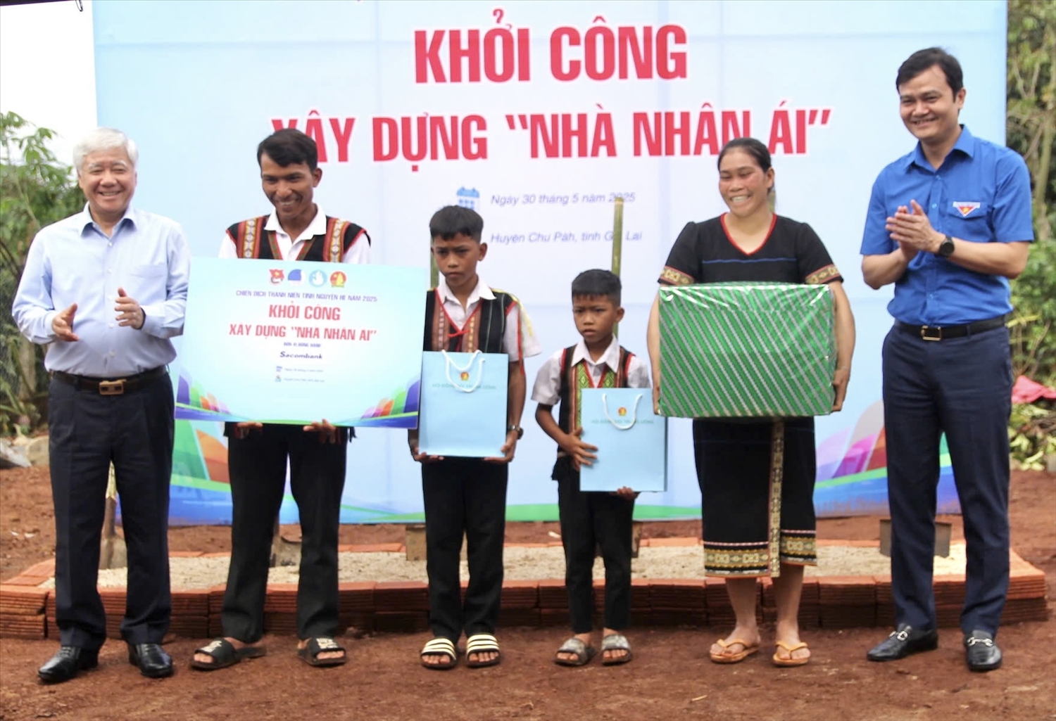 Đoàn công tác khởi công xây dựng “Nhà nhân ái” cho gia đình em Rơ Châm Quyên (thị trấn Ia Ly, huyện Chư Păh)