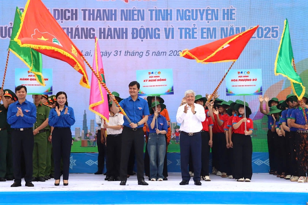 Chủ tịch Ủy ban Trung ương Mặt trận Tổ quốc Việt Nam Đỗ Văn Chiến đã trao cờ hiệu Chiến dịch Thanh niên tình nguyện hè năm 2025 cho Ban Bí thư Trung ương Đoàn