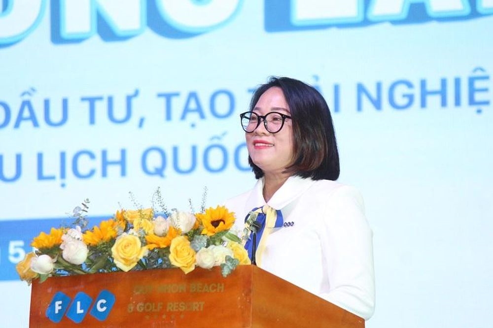 Bà Trần Thị Kim Qui - Phó Tổng giám đốc thường trực FLC Hotel & Resort, chia sẻ tham luận tại Hội nghị