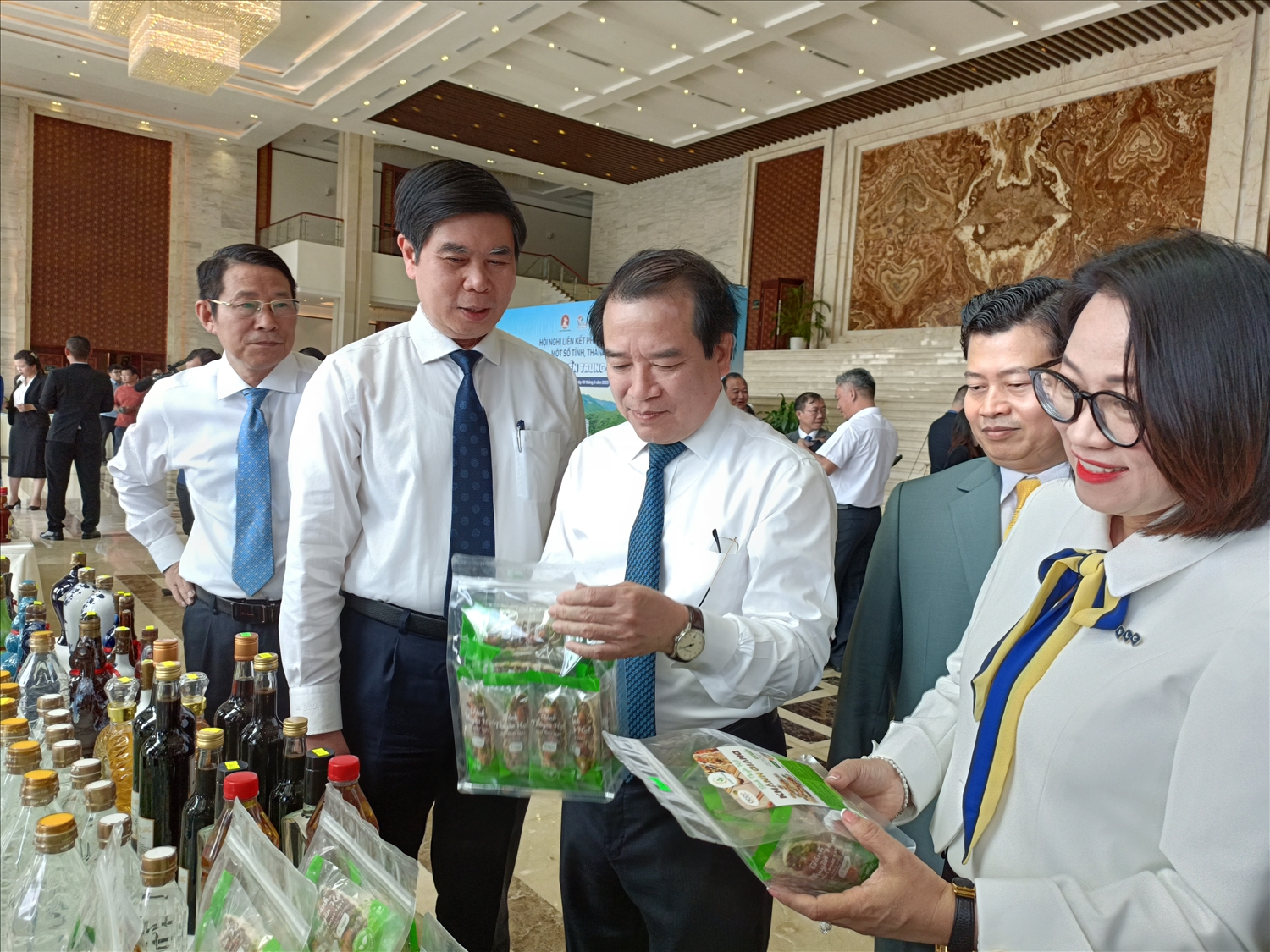 Các đại biểu tham quan các gian hàng sản phẩm đặc trưng của Bình Định