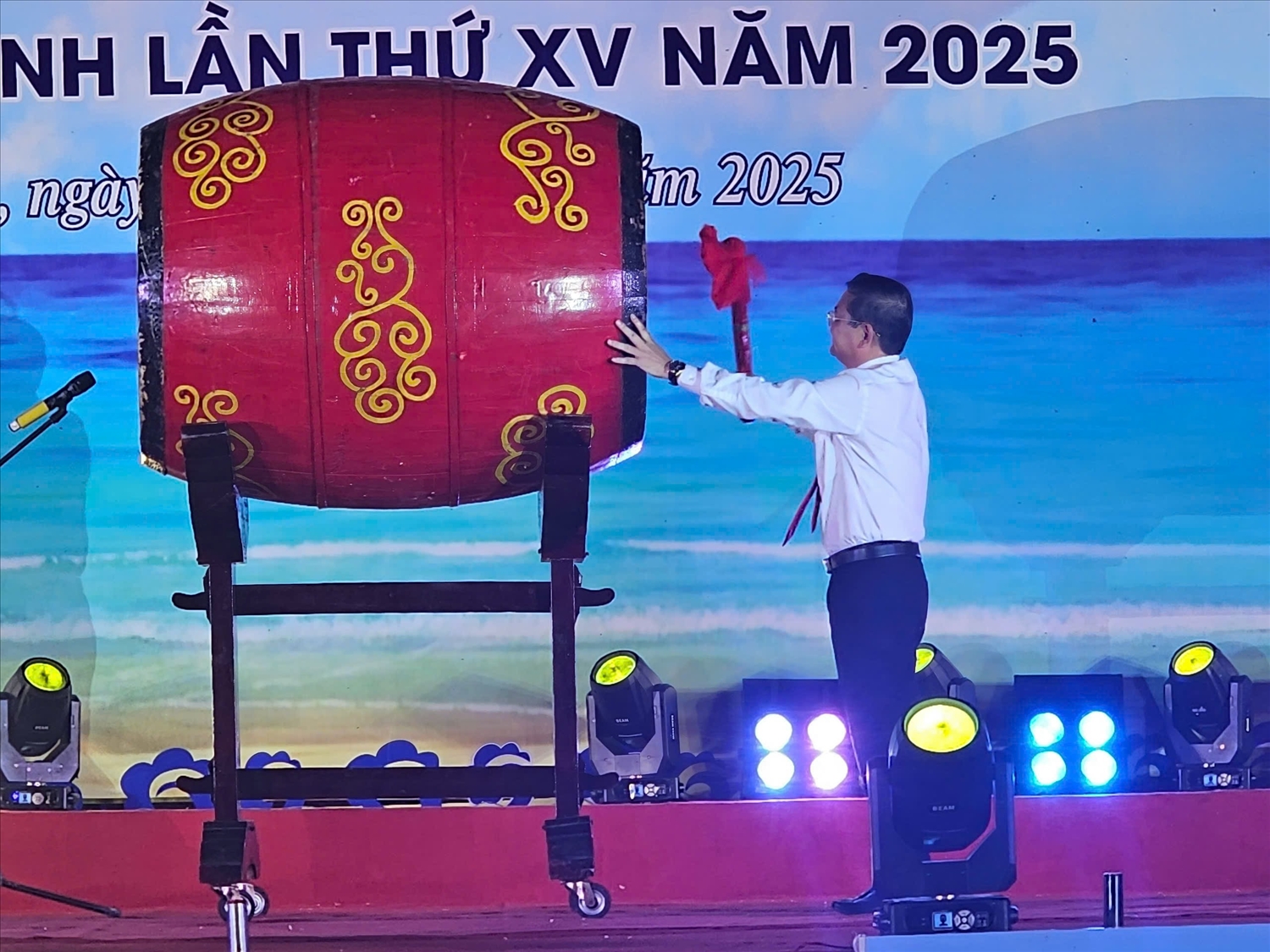 Phó Chủ tịch UBND tỉnh Bình Định Nguyễn Tự Công Hoàng đánh trống khai mạc Ngày hội