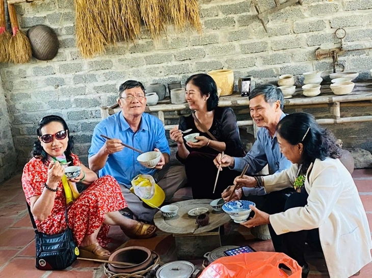 Du khách trải nghiệm mô hình "bữa cơm ngày xưa" khi tham quan Di sản văn hóa thế giới Thành nhà Hồ - Ảnh: Trung tâm Bảo tồn di sản Thành nhà Hồ cung cấp