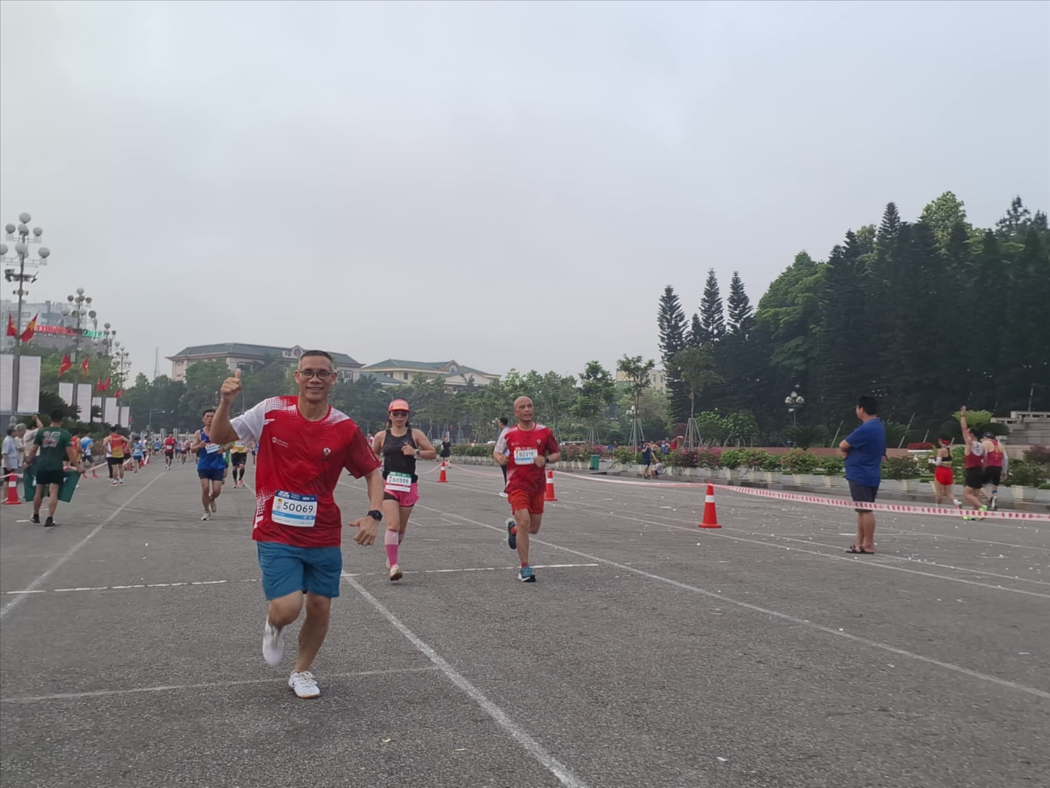 VĐV Nguyễn Thanh Hải- PV Báo Dân tộc và Phát triển (Ngoài cùng, bên trái) chạy nước rút về đích