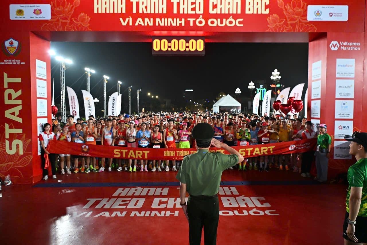 Giải chạy "Hành trình theo chân Bác- Vì an ninh Tổ quốc" xuất phát trong không khí trang nghiêm và tràn đầy khí thế
