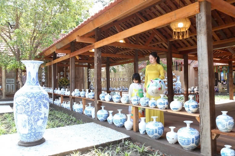 Tại Ninh Bình, các du khách đang được trải nghiệm một không gian đặc biệt mới được khai trương - nơi các làng nghề có cơ hội tiếp cận du khách với một hình thức mới