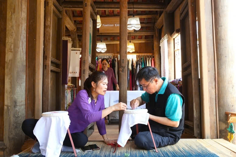 Du khách được trải nghiệm thêu tay với các nghệ nhân, người dân bản địa. Ảnh: Minh Đường