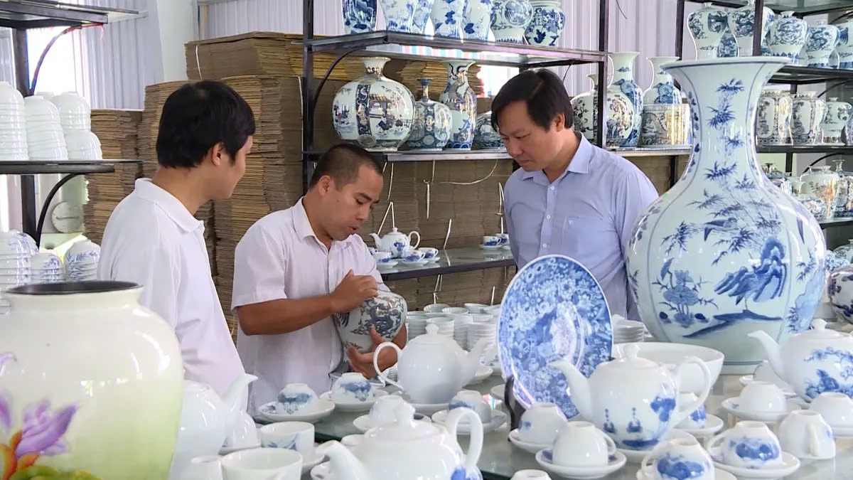 Một nghệ nhân đang giới thiệu sản phẩm gốm Bồ Bát. (Ảnh: Cục Du lịch Quốc gia)